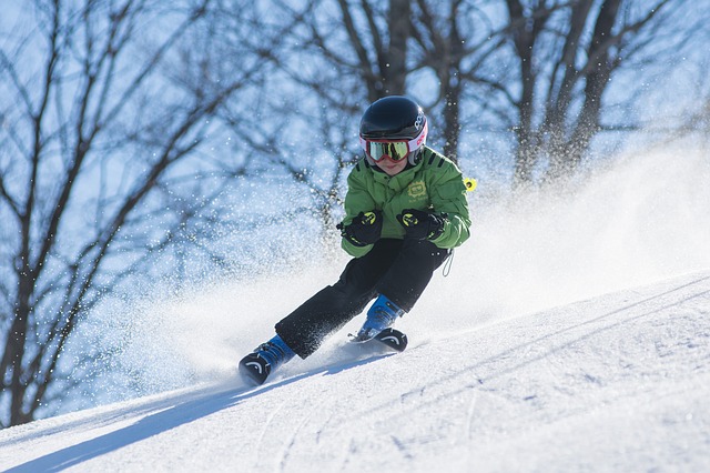Junge fährt Ski | Rabatte Coupon