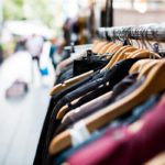 Kleiderschrank Frühjahrsputz – aussortieren und weiterverkaufen – deine alte Kleidung bringt bares Geld