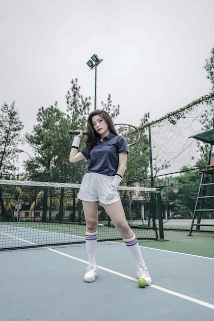 Eine junge Tennisspielerin posiert