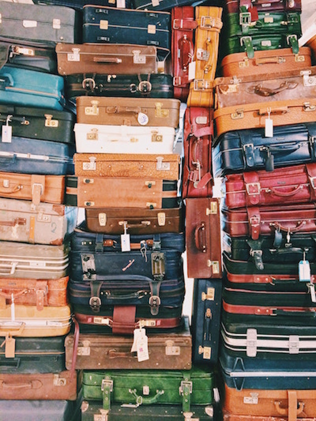 Verschieden Koffer aufeinandergestapelt | rabattecoupons | Kofferworld Gutschein