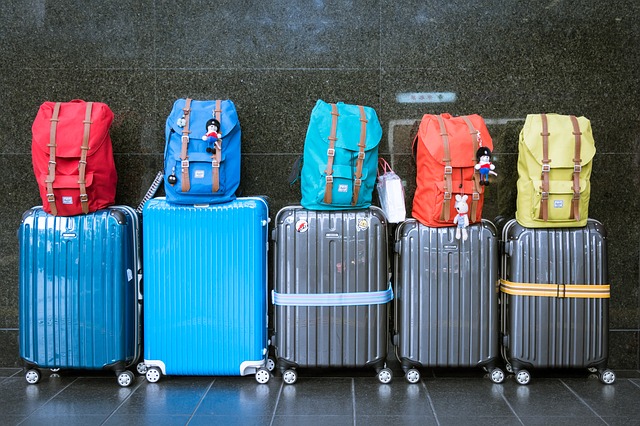 Gepackte Koffer mit Rucksäcken oben drauf | rabattecoupon | Kofferworld Gutschein