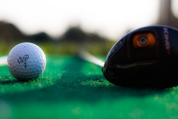 Ein Golfschläger und ein Golfball | Rabatt Coupon
