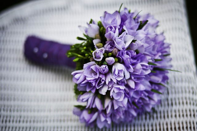 Ein Strauß violetter Blumen | Rabattcoupons