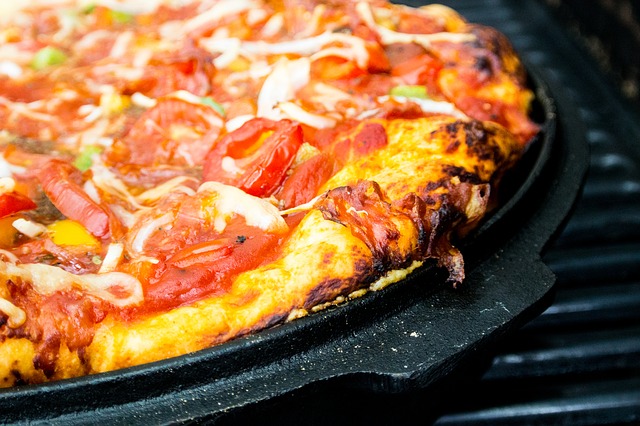 Eine "Pan-Pizza" frisch aus dem Ofen | Rabatte Coupons