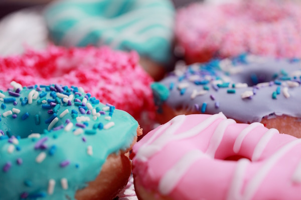 Rosafarbene und türkisfarbene Donuts | Rabattcoupons
