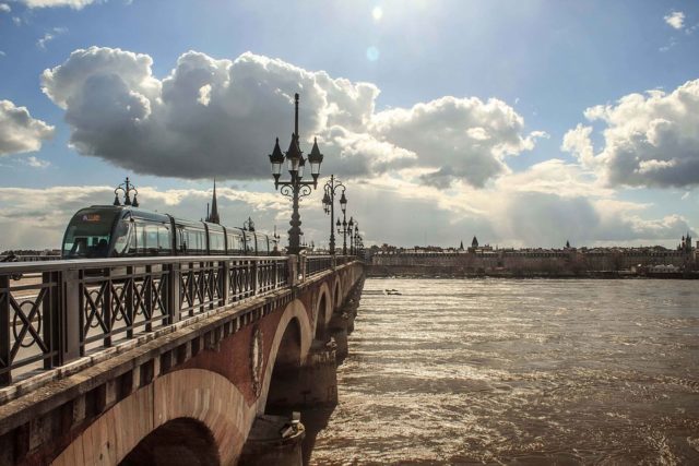 Eine Brücke und ein Fluß in Bordeaux | Rabatte Coupon