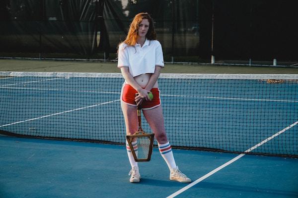 Eine junge Dame auf dem Tennisplatz | Reebok Gutschein