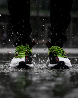 Sportliche Schuhe im Regen | Reebok Gutschein