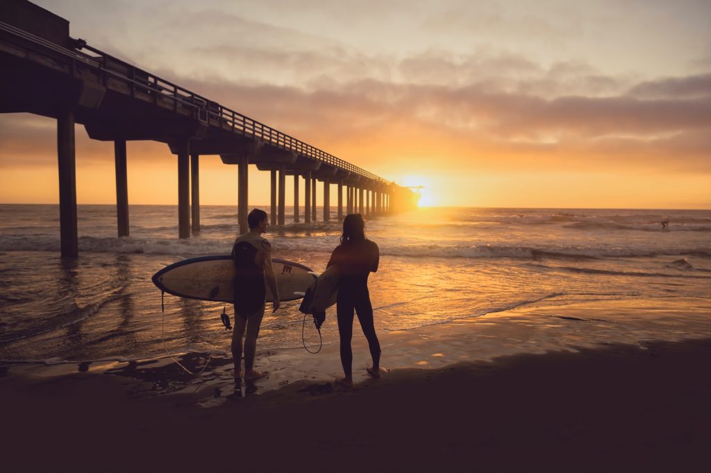 Zwei Surfer am Meer