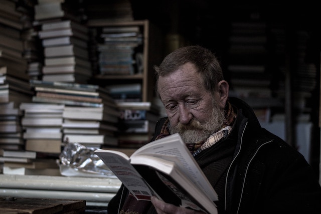Ein Opa liest Bücher | Rabatte Coupon