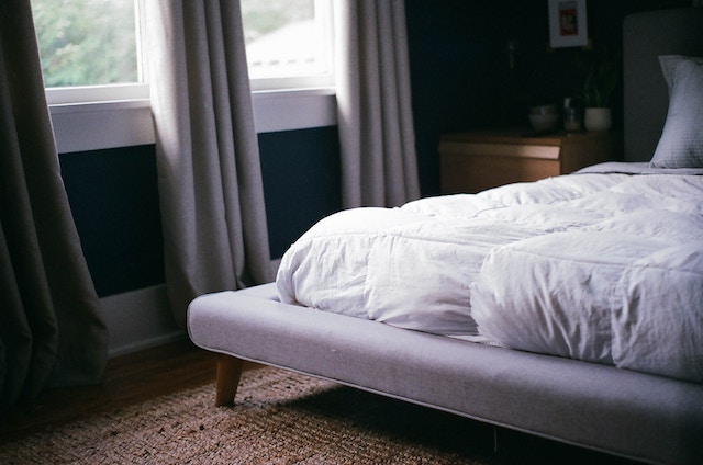 Ein Bett mit einer dicken Matratze | Rabatte Coupon