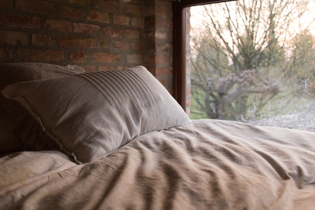 Ein Bett mit grauen Bezügen | Rabatt Coupons