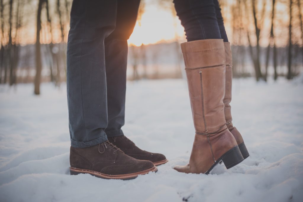 Zwei Personen stehen voreinander im Schnee und haben Stiefel an | rabatte coupons