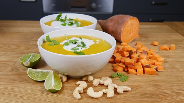 Eine Suppe mit frischem Gemüse | rabatte coupons