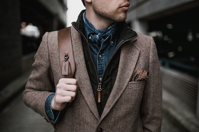 Ein Mann mit einem braunen Mantel | Rabatte Coupons