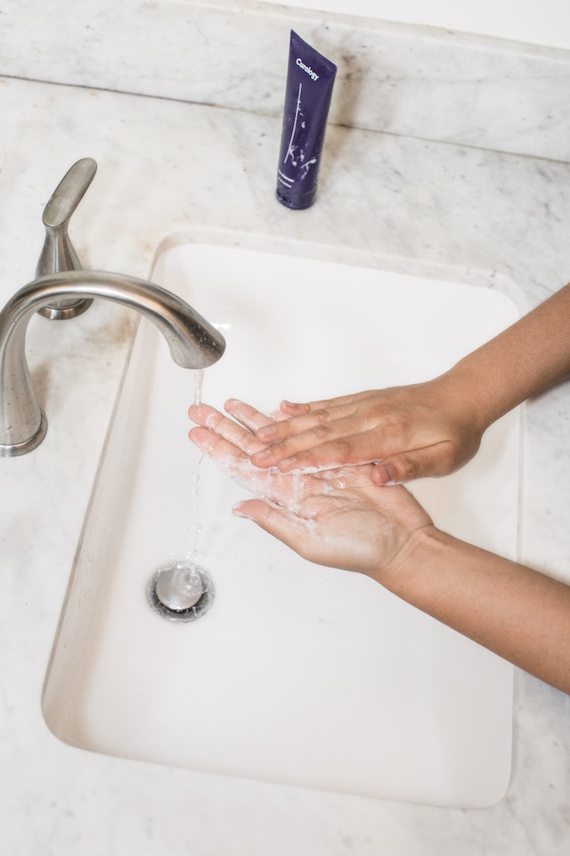 Eine Frau beim Händewaschen | rabatte coupon