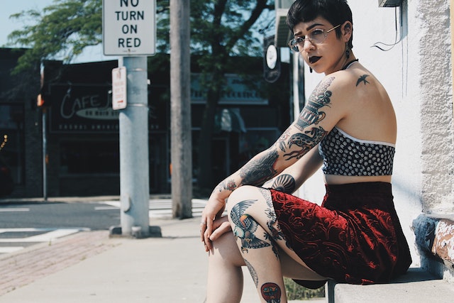 Eine tattoowierte Frau im Rockabilly-Style | rabatte coupons