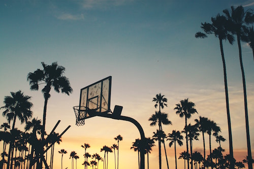 Basketball im Sonnenuntergang | rabattecoupon
