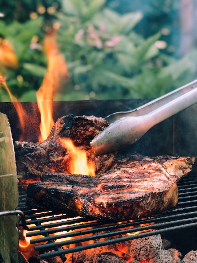 Ein saftiges Steak liegt auf dem Grillrost | rabatte coupons