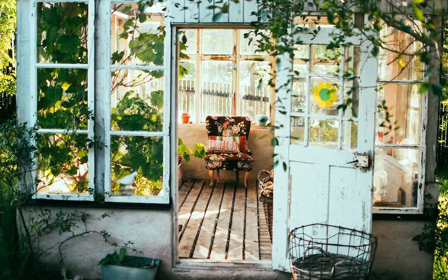 Um Obst und Gemüse anzupflanzen, kann man ein Gewächshaus aus alten Fenstern bauen.. Gewächshaus selber bauen | www.rabatt-coupon.com