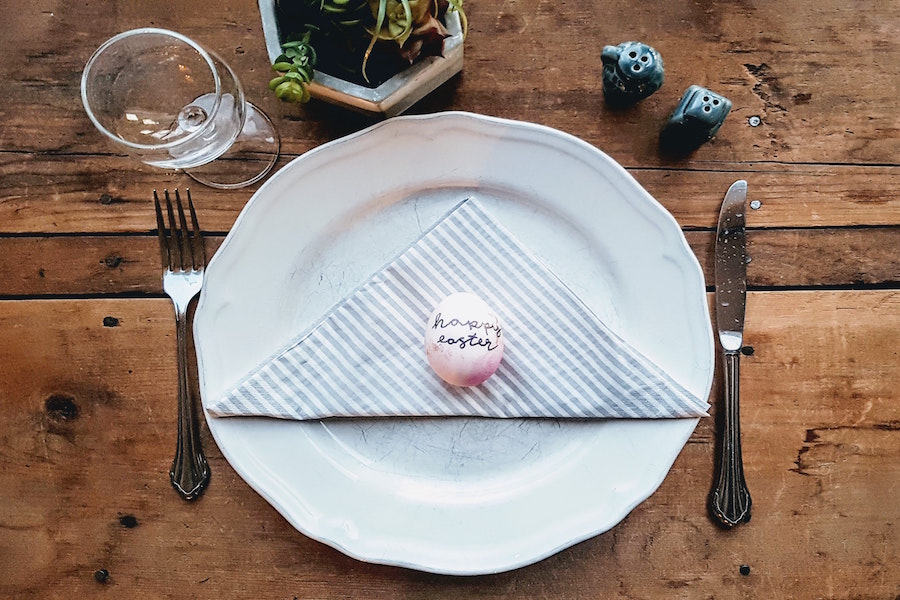 Die Tischdekoration ist ein Bestandteil der Osterdekoration. Osterdekoration | Ostern 2021 | www.rabatt-coupon.com