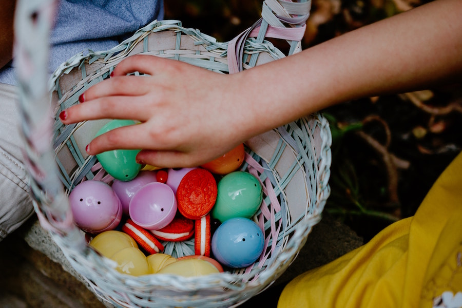 Ihr könnt ganz einfach eine schöne Osterdekoration basteln. Osterdekoration | Ostern 2021 | www.rabatt-coupon.com