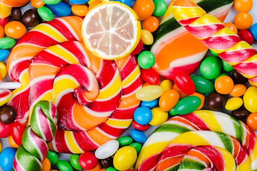 Bunte Süßigkeiten mit Lutschern, Bonbons und Fruchtgummis als Symbol für Zucker und Naschereien