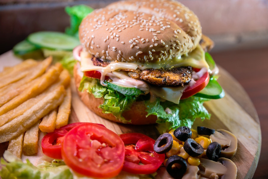 Mit dem aktuellen Gewürzland Gutschein satte Rabatte sichern und vegan leben genießen. Burger mit Beilagen Pommes