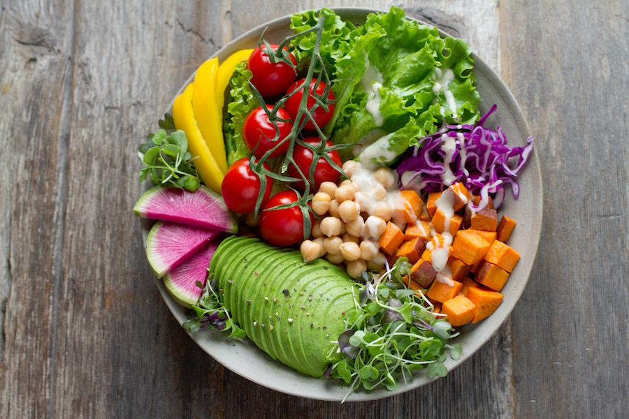 HelloFresh Gutschein sichern und gut vegan leben - es gibt auch viele andere, nicht vegane Rezepte und Gerichte. Salatteller mit unterschiedlichem gemüse