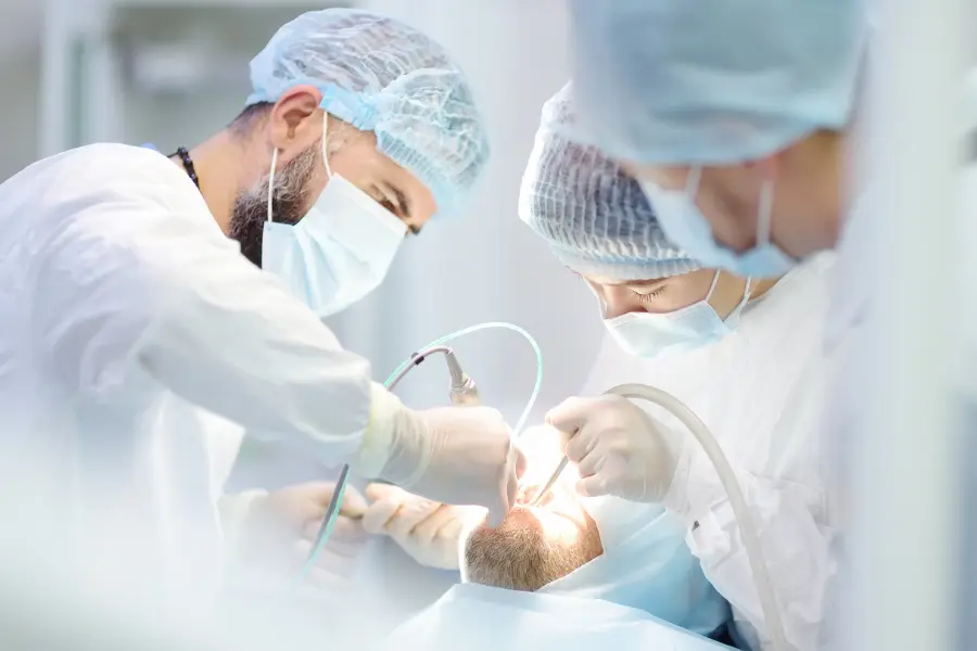 Der Hugendubel Gutschein bringt euch jetzt die neuesten Bücher über Placebo-Effekt-Studien und vieles mehr. Dental surgeons wearing masks and protective caps performing a procedure on a patient in a clinical operating room.