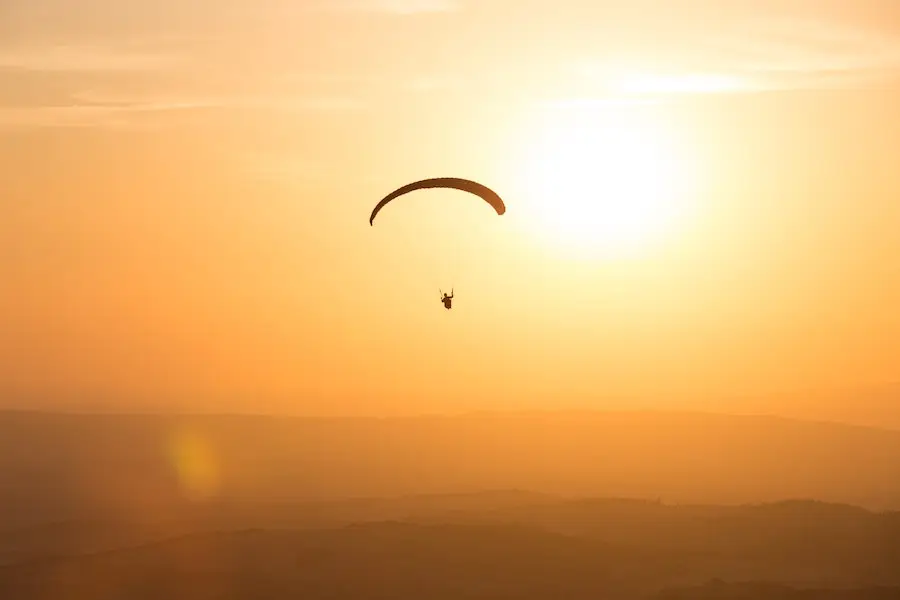 Raus in die Sonne, unbeschreibliches erleben und Vitamin D tanken mit einem Jochen Schweizer Gutschein! gleitschirm bei sonnenuntergang