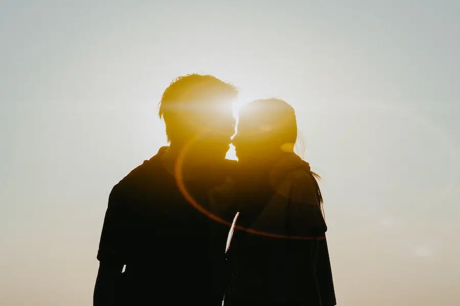 Spart mit einem Vueling Gutschein auf euren nächsten Winter- oder Sommerurlaub und stärkt dabei euer Immunsystem mit dem Sonnenvitamin! pärchen vor sonnenuntergang, man erkennt nur die schaten