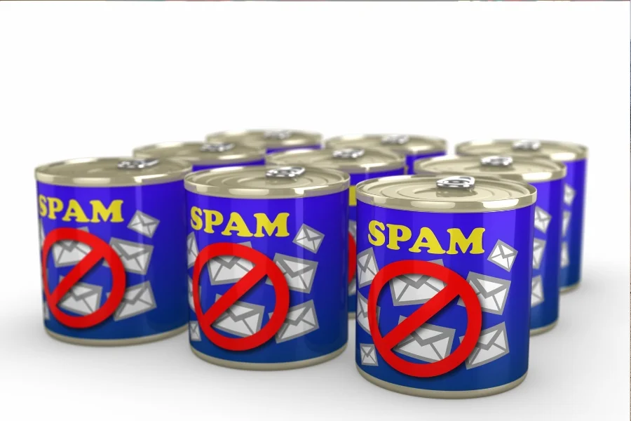 Mehrere Spam-Dosen mit Briefumschlägen und roten Verbotsschildern als Symbol gegen unerwünschte E-Mails.