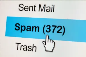 Bildschirmansicht eines E-Mail-Postfachs mit markiertem Spam-Ordner und 372 Spam-Nachrichten.