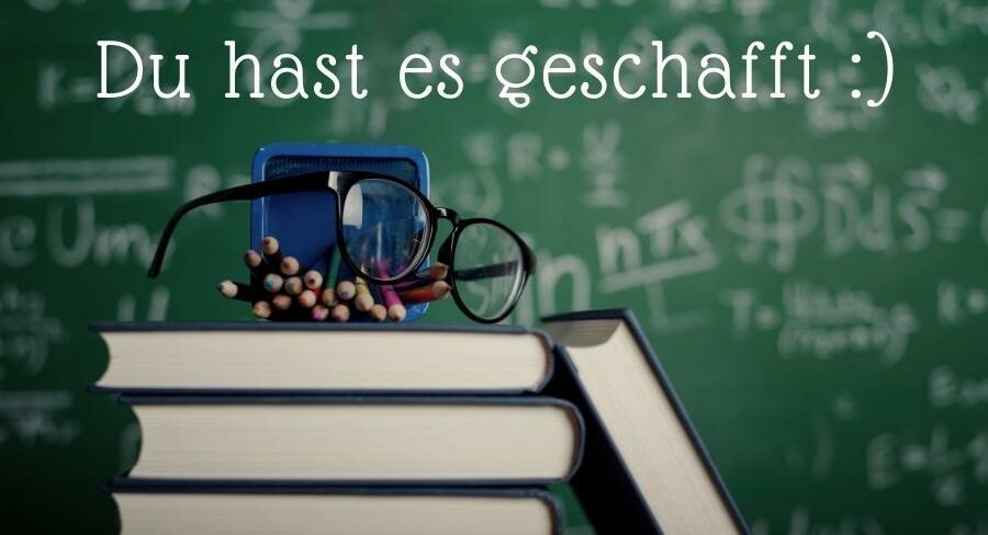 Die 5 BESTEN Lernmethoden - so werdet ihr Klassenbeste/r! 19 Bücher mit einer Brille oben drauf und Stiften, imHintergrun eine Tafel mit dem Text "Du hast es geschafft" | Lernmethode | rabatt-coupon.com