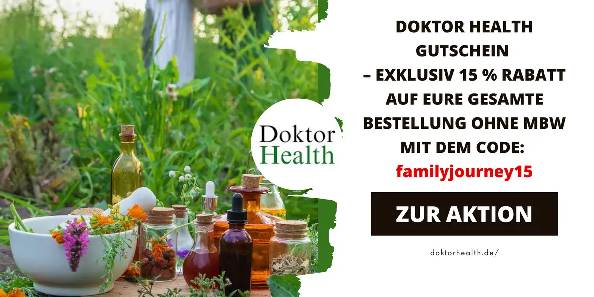 Doktor Health Gutschein mit verschiedenen Kräutern, Pflanzenextrakten und Fläschchen in natürlicher Umgebung. Mit dem Gutscheincode familyjourney15 gibt es 15 % Rabatt auf die gesamte Bestellung ohne Mindestbestellwert.