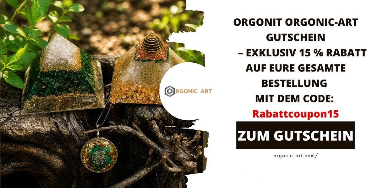 Zwei Orgonit-Pyramiden und ein passender Anhänger liegen auf einem Baumstamm in natürlicher Umgebung. Rechts informiert die Grafik über den ORGONIT ORGONIC-ART Gutschein mit 15 % Rabatt auf die gesamte Bestellung und dem Gutscheincode Rabattcoupon15.