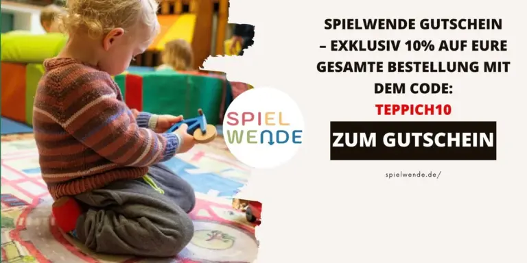 Kleines Kind spielt auf einem bunten Teppich mit Holzspielzeug – Werbebild für einen Spielwende Gutschein mit Code TEPPICH10.