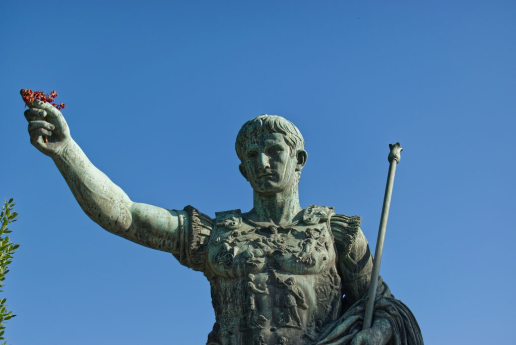 Diese Statue erinnert uns an Julius Cäsar, den Erfinder des Schaltjahrs.