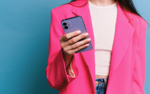 App Must-Haves: Wichtige Apps aus 5 Kategorien 1 Frau mit Smartphone