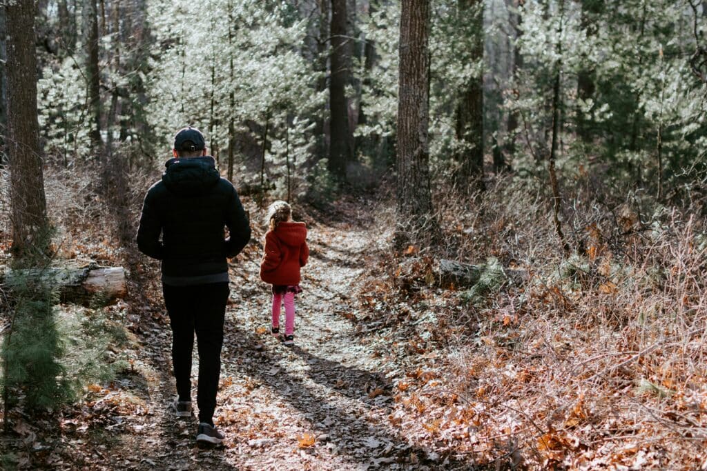 Osterferien: 4 Tage frei und 10 großartige Ideen für die Zeit zuhause 40 Osterferien Osterspaziergang Wald