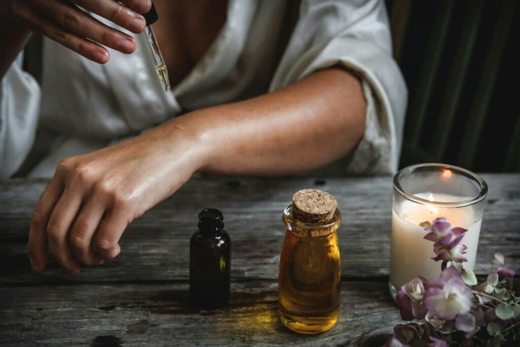 CBD und THC: Wichtige Unterschiede und 10 CBD-Anwendungsbereiche 6 CBD Anwendung Hautpflege