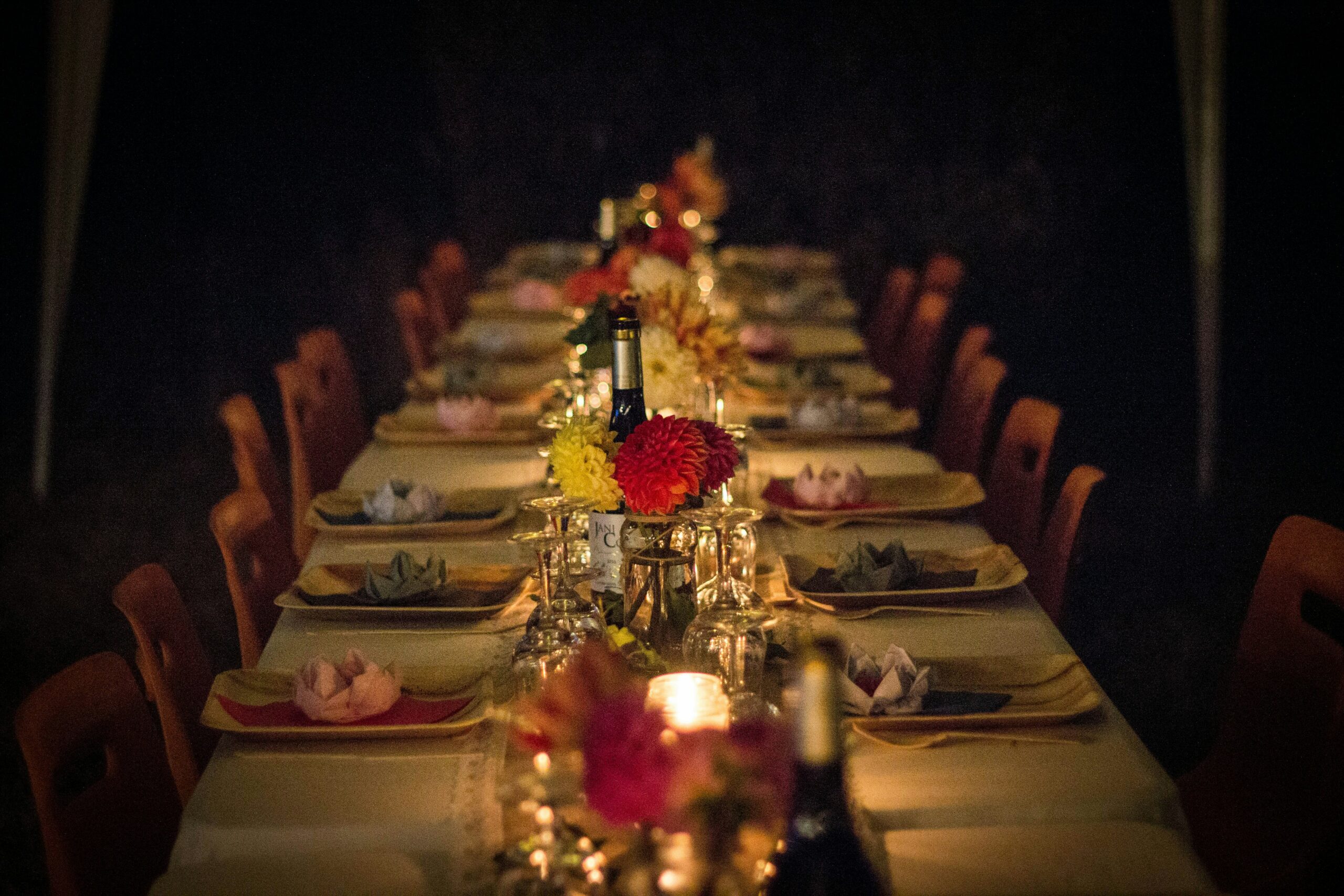 Tisch mit eleganter Hochzeitsdeko stimmungsvolles Licht
