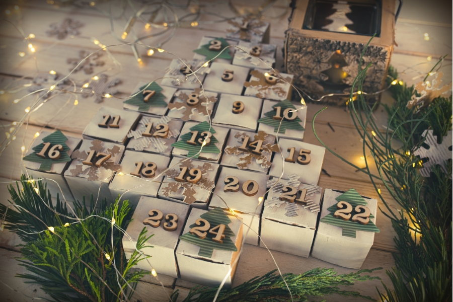 Adventskalender Tannenbaum, Lichterketten, Tannenzweige