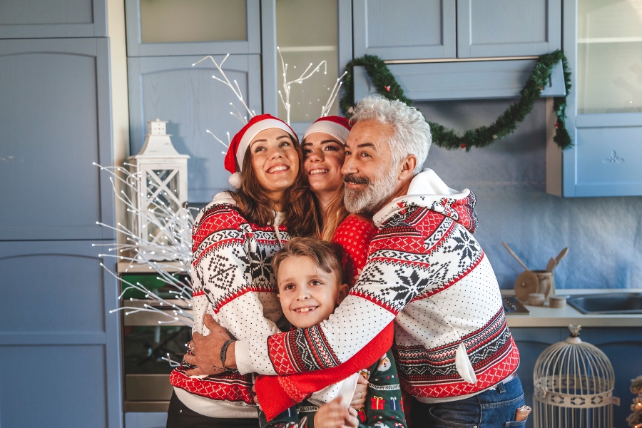 Philosophieren an Weihnachten - Besinnlichkeit am Jahresende 🎄🤔 6 Familie die sich umarmt in Weihnachtsklamotten