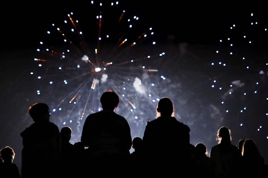 Philosophieren an Weihnachten - Besinnlichkeit am Jahresende 🎄🤔 4 ein Feuerwerk am Nachthimmel, Konturen von Menschen im Vordergrund