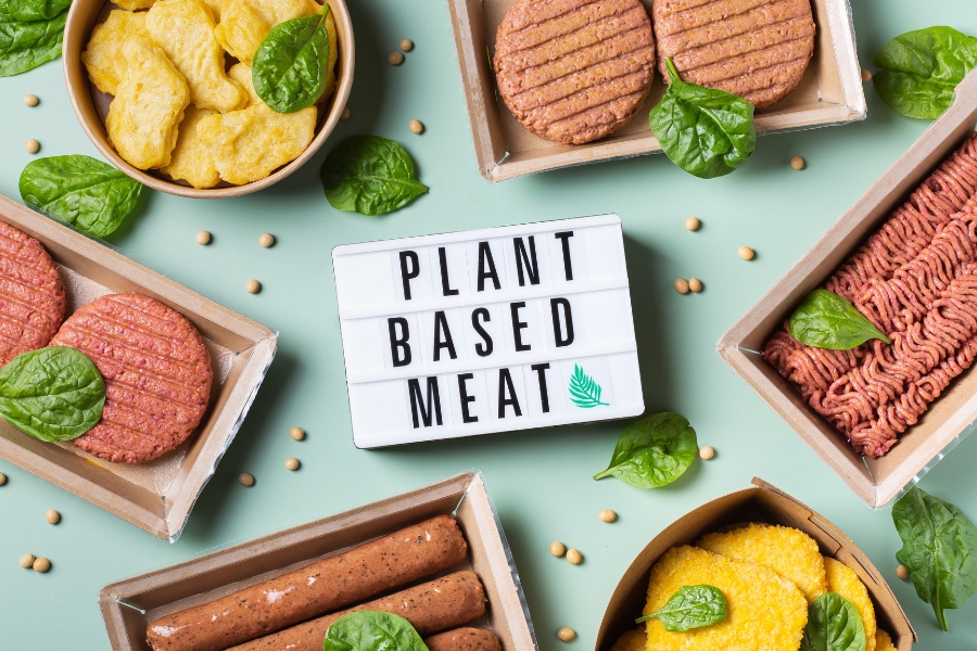 Nachhaltig Einkaufen: Onlineshopping im Einklang mit dem veganen Lifestyle 🌱 14 Plant Based Meat, Pattys, Würste, Schnitzel, Hack, Nuggets auf blauen Hintergrund