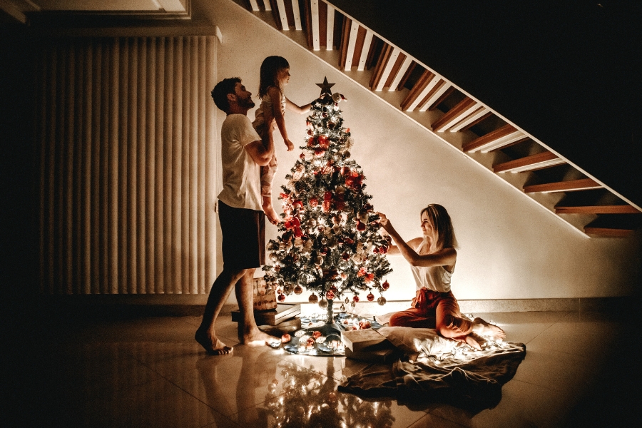 Philosophieren an Weihnachten - Besinnlichkeit am Jahresende 🎄🤔 7 In der Dunkelheit schmückt eine kleine Familie einen schon leuchtenden Christbaum