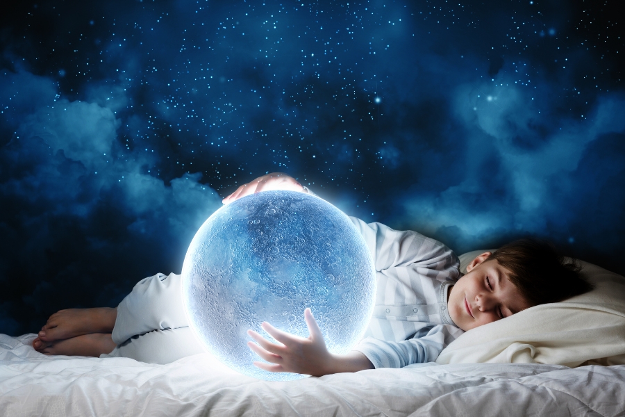 Philosophieren an Weihnachten - Besinnlichkeit am Jahresende 🎄🤔 5 schlafender Junge hält leuchtenden Globus in der Hand
