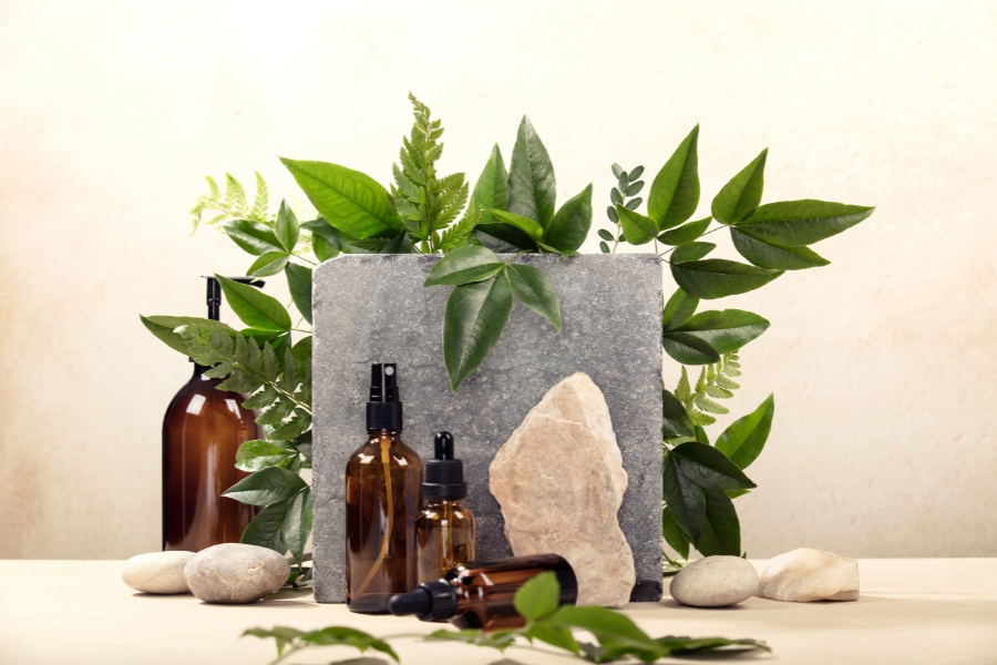Nachhaltig Einkaufen: Onlineshopping im Einklang mit dem veganen Lifestyle 🌱 13 Stein, Pflanzen, braune Kosmetikflaschen leer, Salzstein, beiger Hintergrund
